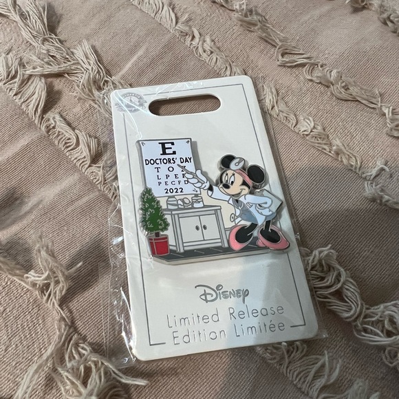 Disney Minnie Mouse Doctors Day pin 2022 - Picture 6 of 6